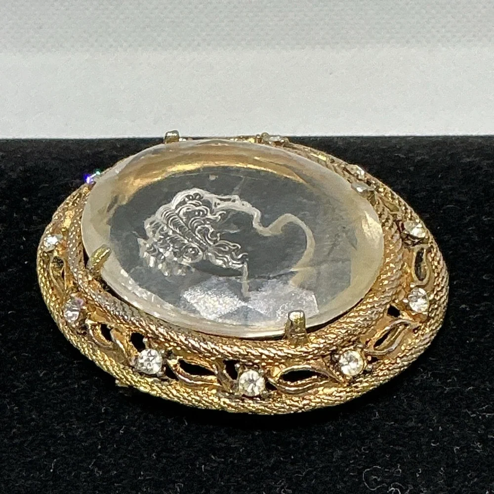 Vintage Lucite Intaglio Cameo Brooch Classical Lady Rhinestone Gold Tone